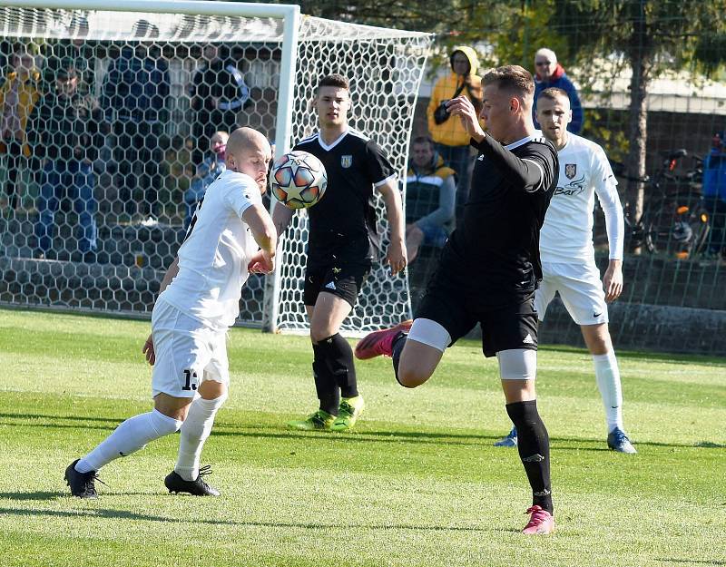 Fotbalisté Lanžhotu (v bílých dresech) porazili v derby Břeclav 2:0.