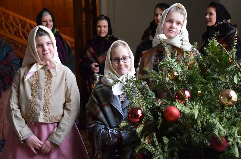 I o poslední adventní neděli vyrazily dámy v Lednici do kostela v kroji.