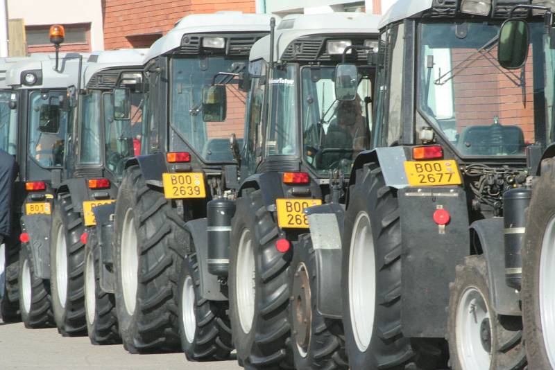 Velkobílovičtí se pokusili překonat rekord z roku 2007. Nejvíce traktorů na jednom místě. Podařilo se. Město zaplnilo 231 traktorů. 