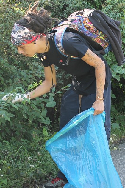 Jasný cíl si dali ve čtvrtek břeclavští Romové ve spolupráci s organizací IQ Roma servis. Uklidit ulici Na Širokých. Mezi zhruba šestnácti účastníky různě roztroušenými po dlouhé ulici byla řada mladých lidí.