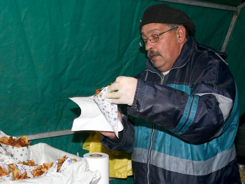 V břeclavské městské části Poštorná vypukl v pátek 14. prosince na prostranství Na Rovnici Vánoční jarmark svaté Lucie.