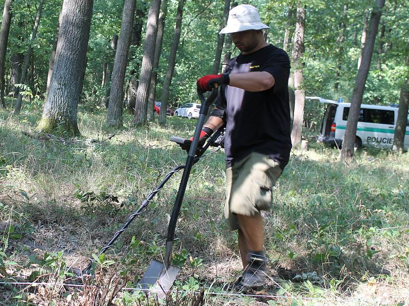 Pyrotechnici pokračují v prohledávání Bořího lesa mezi Valticemi a Břeclaví. Brzy mají dokončit druhou etapu průzkumu. Zatím našli asi tři sta kusů munice.