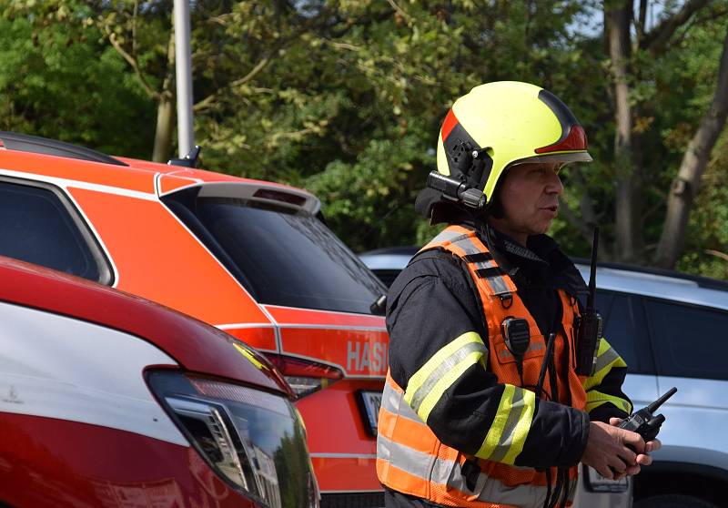 Hasiči, záchranáři a policisté nacvičovali zásah při úniku čpavku na zimním stadionu v Břeclavi.