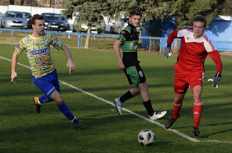 Fotbalisté MSK Břeclav (ve žlutomodrém) porazili v 17. kole Divize D celek Bzence 4:1.