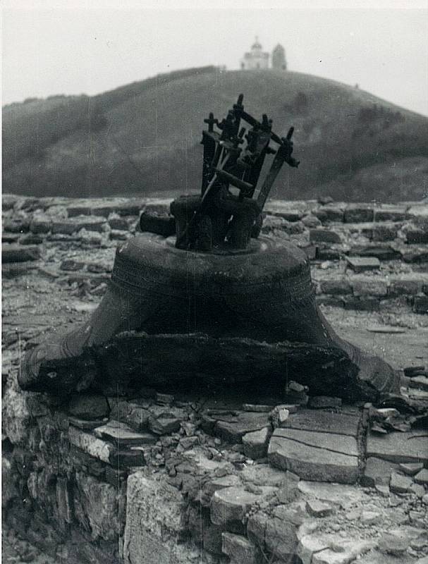 Zvon na východní terase mikulovského zámku, kam dopadl po zřícení části zámecké věže po požáru v roce 1945.