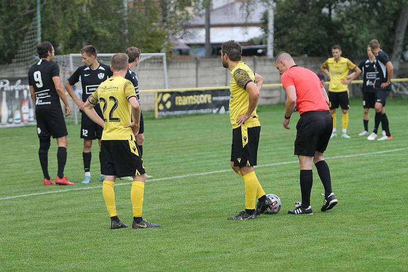 Fotbalisté Krumvíře (ve žlutém) porazili Svratku Brno 3:2.