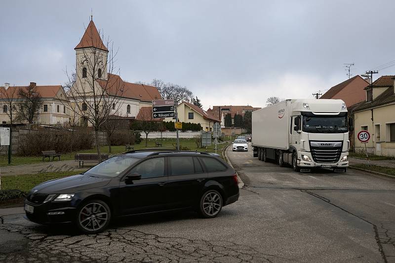 Objízdná trasa přes Dolní Dunajovice. Nový most přes novomlýnské nádrže u Pasohlávek na Brněnsku je před dokončením.