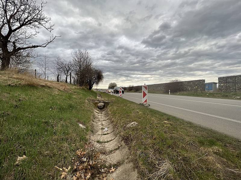 Na tachometru nula a v koloně před semaforem u Branišovic i dvacet minut. Další zdržení na rekonstruované silnici I/53 mezi Pohořelicemi a Znojmem. Foto: se souhlasem Marka Sovky