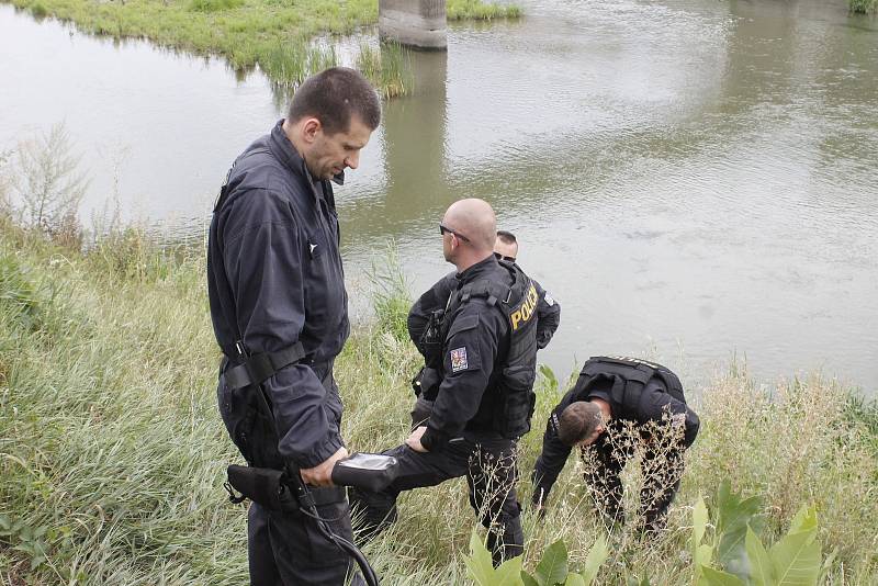 Policisté a potápěči pátrají na pobřeží i uvnitř řeky Dyje po předmětu, který souvisí s vraždou dvou lidí v Šilingrově ulici v Břeclavi.