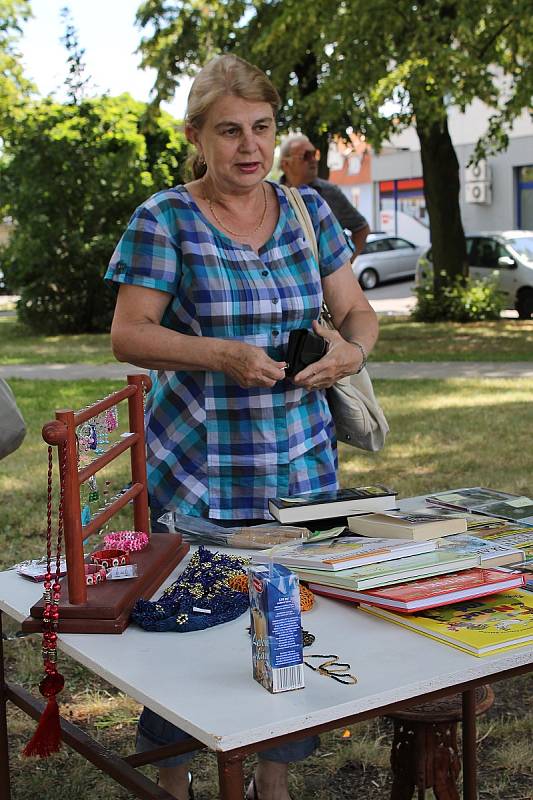 Na břeclavský bleší trh v parku před evangelickým kostelem zavítaly desítky návštěvníků. 