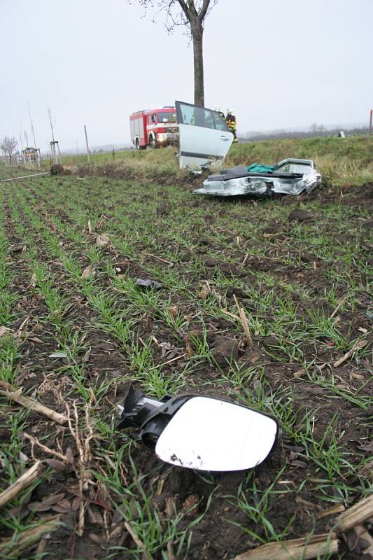 Nehoda dvou osobních aut se stala na silnici mezi Moravskou Novou Vsí a Mikulčicemi.