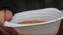 Dobrovolníci rozdávali na Štědrý den na pěší zóně před břeclavským gymnáziem gulášovou polévku a teplý čaj lidem v nouzi. Zdarma.