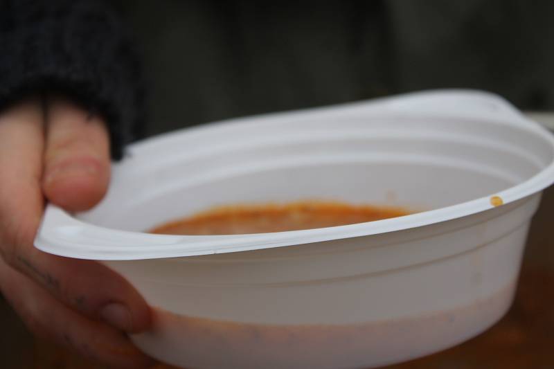 Dobrovolníci rozdávali na Štědrý den na pěší zóně před břeclavským gymnáziem gulášovou polévku a teplý čaj lidem v nouzi. Zdarma.