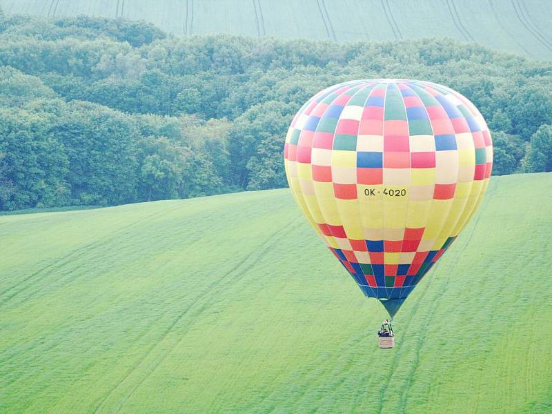 Milovice a také nebe nad Mikulovem ovládly v sobotu v podvečer nadšenci s horkovzdušnými balony.