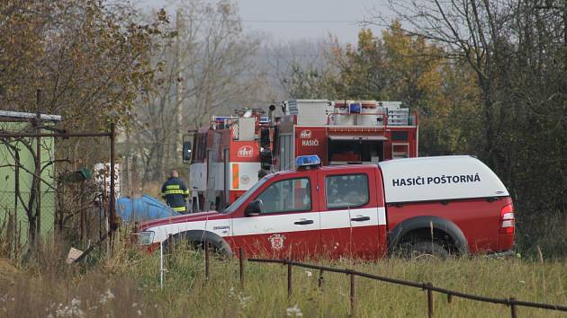 Chata v břeclavské městské části Poštorná v noci na pondělí lehla popelem. Událost od rána zaměstnala hasiče i policisty. Vyšetřovatelé povolali před polednem kvůli ohledání spáleniště i policeního psa. Do té doby se k místu nemohli novináři přiblížit. 