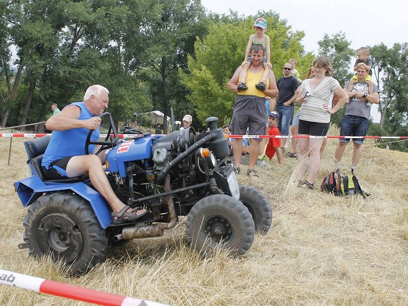 Podivín hostil závody traktorů. 