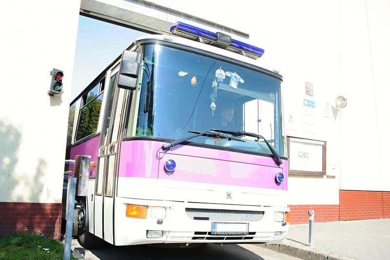 Z břeclavské policejní stanice vyvezl běžence autobus.