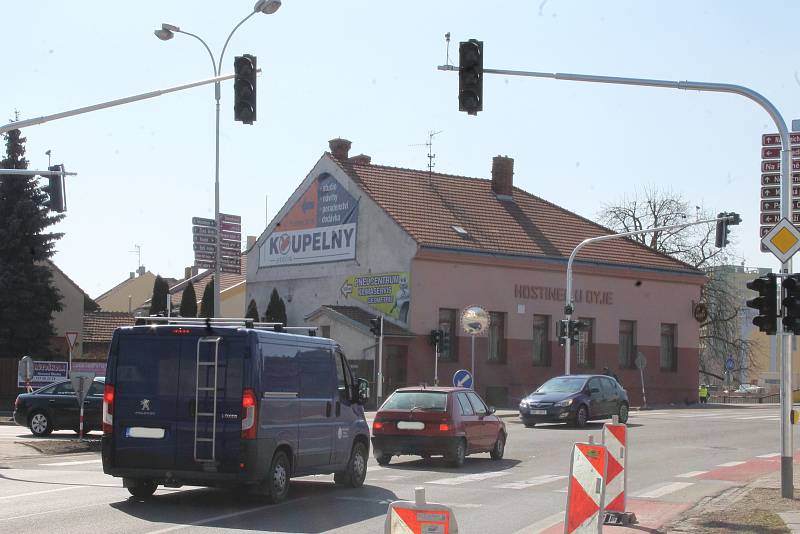 Dělníci mění zastaralé semafory na hlavním tahu Břeclaví. Nahrazují je moderními s kamerami.