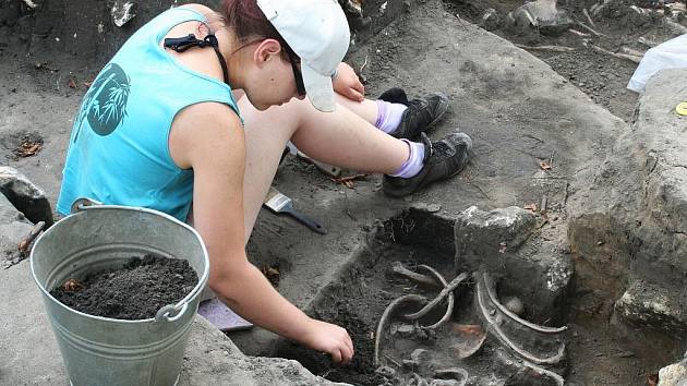 Hroby bez cenností a darů letos překvapily archeology na Pohansku. Odkryli ale základy stavby, nejspíše kostela.