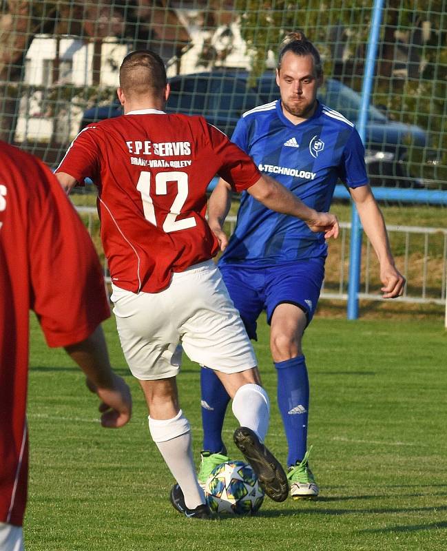 Fotbalisté Lednice (v červených dresech) porazili 3:0 Valtice a tři kola před koncem sezony oslavili postup do krajského přeboru.