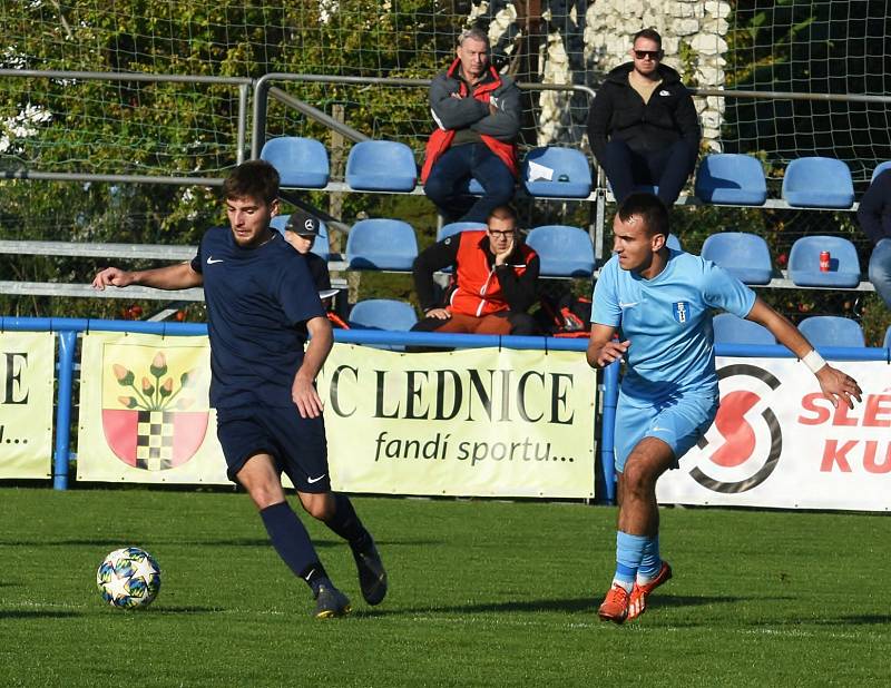 Fotbalisté Lednice (ve světle modrém) jsou v tabulce B skupiny I. A třídy na prvním místě.