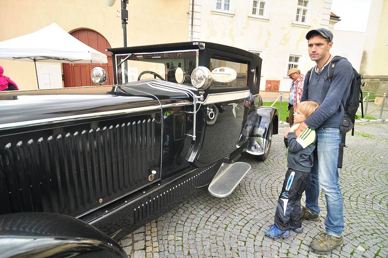 Jihem Moravy projel Pálavský Oldtimer. Předválečným veteránům mávali lidé především v Lednicko valtickém areálu.