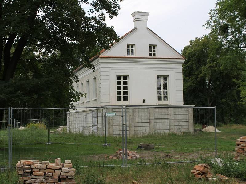 Opravy zámečku Insel u Mikulova postupují rozvážně. Stavebníci už zapracovali například na části vysoké zdi a bastionu. Vchod střeží brána s vinařskými symboly a iniciálou současných majitelů. V blízkém okolí se nachází také sporně vysazený vinohrad.