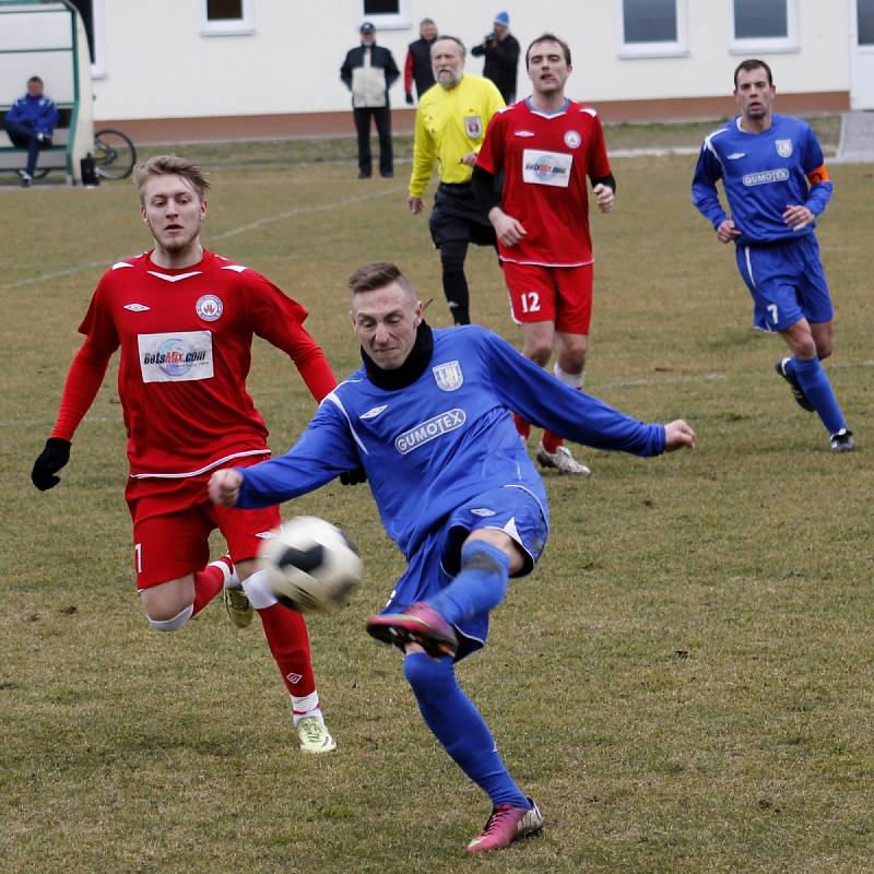 Břeclavští fotbalisté (v modrém) zvládli generálku na třetí ligu. V Sedleci porazili Vyškov.