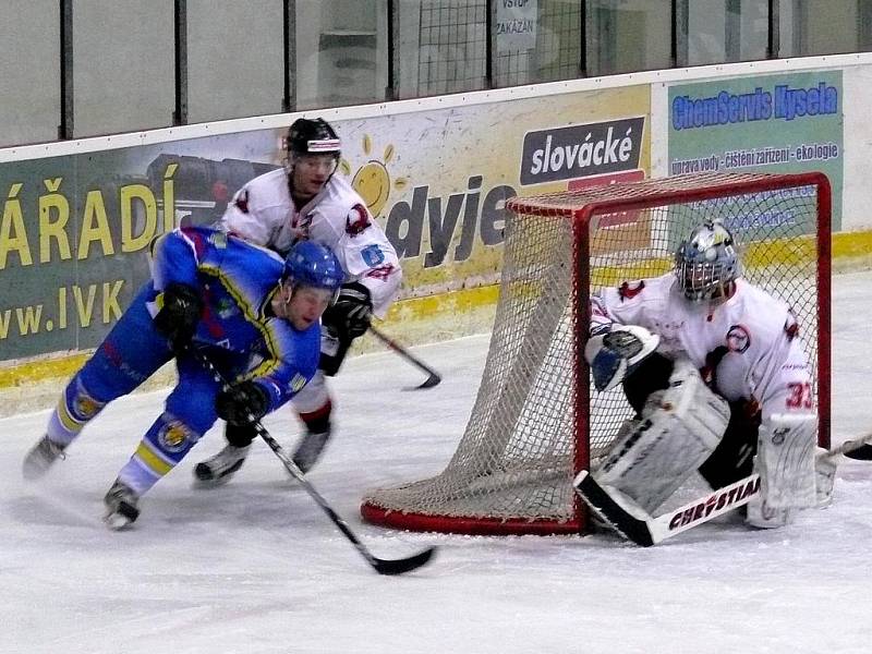 Břeclavští hokejisté v utkání s brněnskou Technikou.