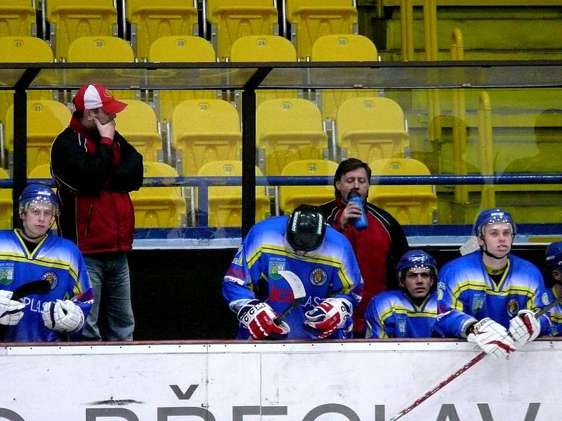 Břeclavští hokejisté v utkání s brněnskou Technikou.