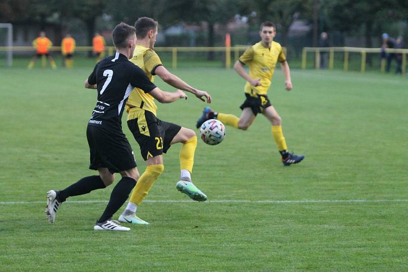 Fotbalisté Krumvíře (ve žlutém) porazili Svratku Brno 3:2.