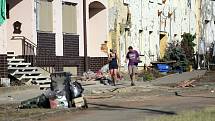 Úklid po tornádu a demolice domů v zasažených obcích na jihu Moravy.