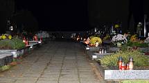 Lidé přišli zapálit v pondělí navečer na hřbitov ve Velkých Bílovicích svíčky za zesnulé.