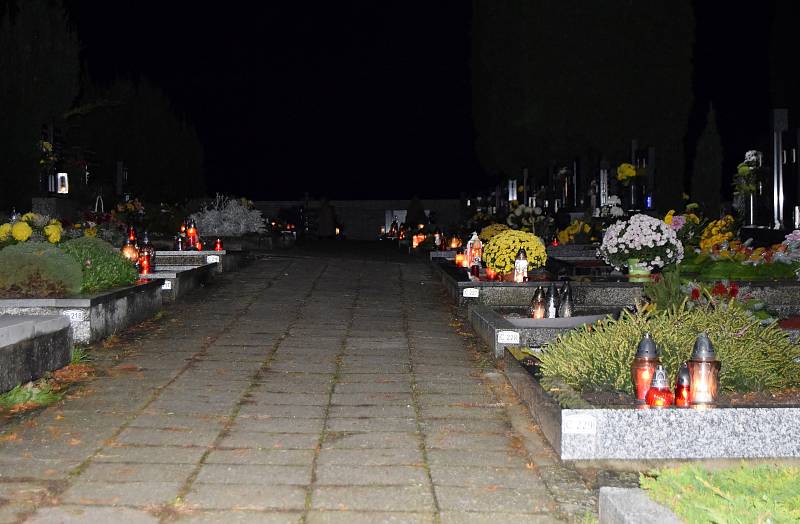 Lidé přišli zapálit v pondělí navečer na hřbitov ve Velkých Bílovicích svíčky za zesnulé.