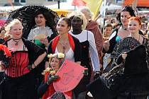 Burčákové slavnosti v Hustopečích bavily například historickým průvodem. Městem kráčel i cech hustopečských kurtizán nebo maratonci z Afriky.