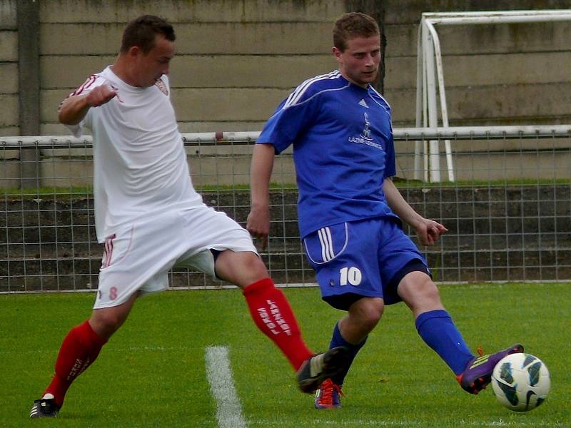 Lanžhotští fotbalisté (v bílém) si doma zastříleli. Deklasovali Lednici 6:0.