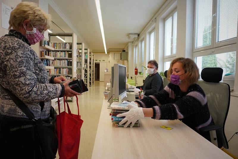 Břeclavská knihovna znovu otevřela jedenáctého května. Provoz je v prázdninovém režimu, nechybí povinná dezinfekce rukou, vrácené knihy putují do karantény.