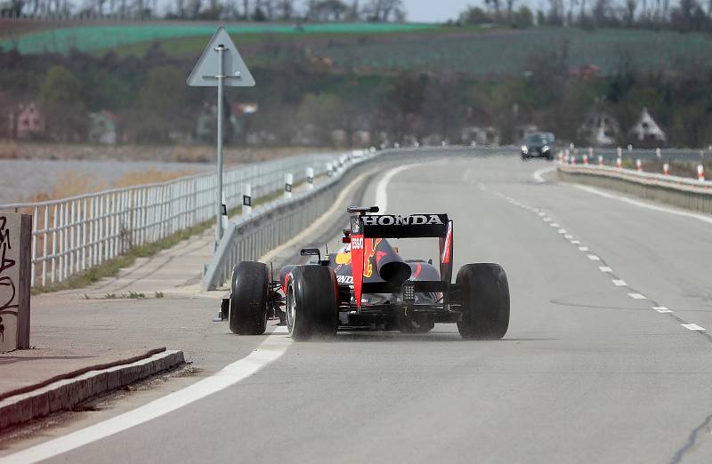 Formule 1 Red Bull Racing ve čtvrtek odpoledne jela po mostu mezi Dolními Věstonicemi a Strachotínem.