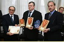 Izraelský velvyslanec Yaakov Levy předal ve své pražské rezidenci medaile pěti moravským vinařstvím, která uspěla na mezinárodní soutěži vín Terravino Mediterranean International Wine Challenge v Izraeli. 