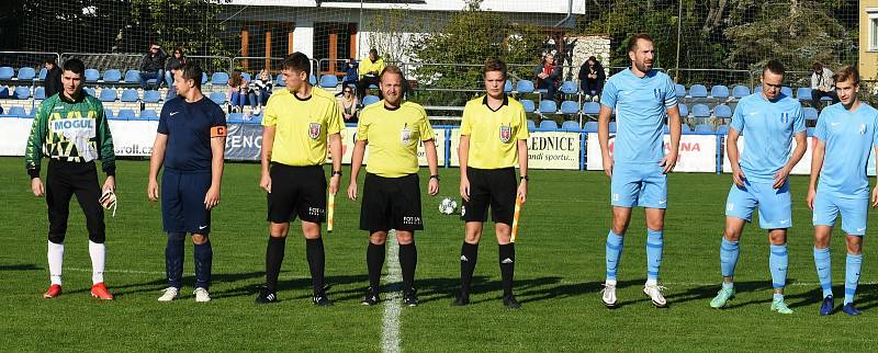 Fotbalisté Lednice (ve světle modrém) jsou v tabulce B skupiny I. A třídy na prvním místě.