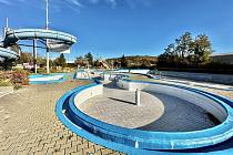 Zázemí fotbalistům i bazény pro milovníky plavání opravují v Hustopečích.