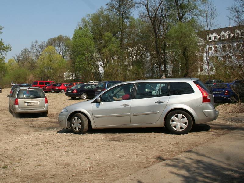 Obsluha z hlavního lednického parkoviště začala kvůli nedostatku parkovacích míst automobily posílat k lesu, kam obec navezla zeminu ze stavby.