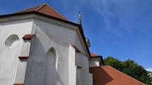 Novosedelská fara je v majetku obce a nachází se v blízkosti kostela a návsi. Tamní nyní řeší, jak naložit s historickou budovou v budoucnu.