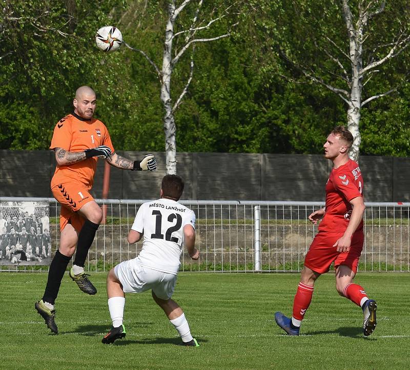 Fotbalisté Lanžhota (v bílém) remizovali se Startem Brno 1:1.