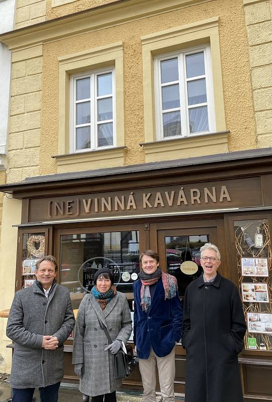 Vnuk Alfonse Muchy, John (na snímku vpravo), navštívil Mikulov.