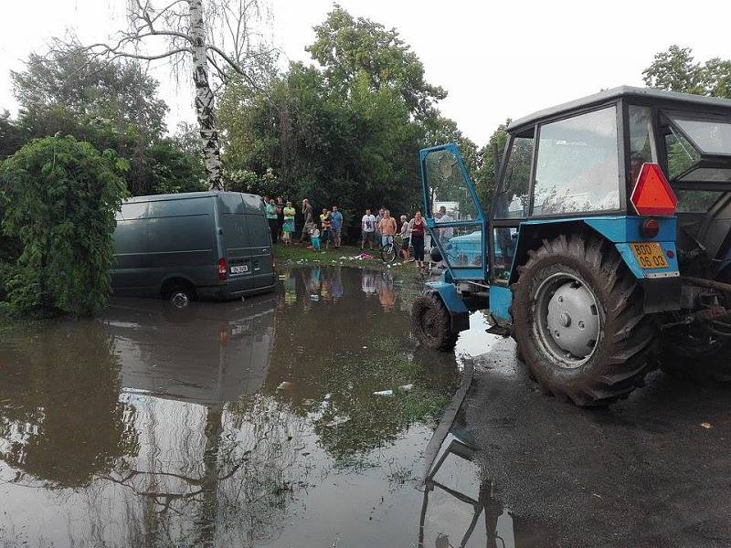 Břeclavskem se v neděli v podvečer přehnala bouřka. Vydatný déšť s kroupami zasáhl i Tvrdonice, kde zrovna vrcholily národopisné slavnosti.