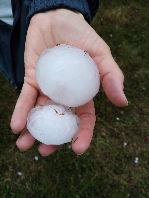 Jen zhruba patnáct minut trvala v Břeclavi čtvrteční ničivá bouřka, při které padaly obří kroupy.