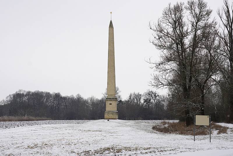 Obelisk alias Facka. Třiadvacetimetrový jehlan je nejseverněji položenou drobnou stavbou Lednicko-valtického areálu. Vznikl k památce uzavření míru mezi Francií a Rakouskem v Campo Formiu 17. října 1797. V následujícím roce jej nechal vztyčit kníže Alois 