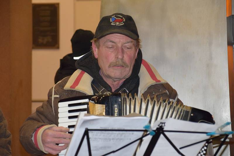 Na šest desítek lidí si zazpívalo tradiční české koledy ve Velkých Pavlovicích.