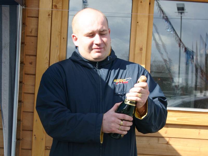 Radoslav Jirásek z Hustopečí se v pátek třináctého února dozvěděl, že vyhrál automobil. A opět v pátek třináctého, ale tentokrát v březnu, si jej převzal.